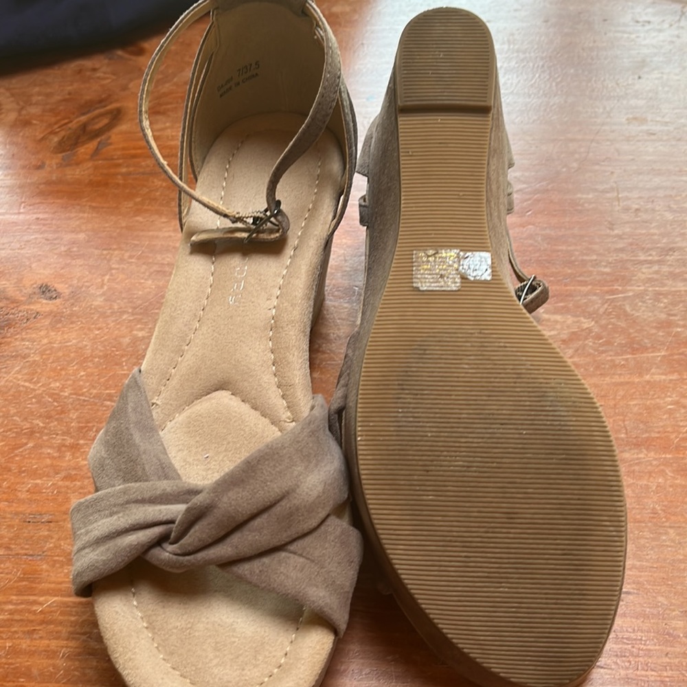 Chinese Laundry suede like platform sanders - Picture 2 of 5